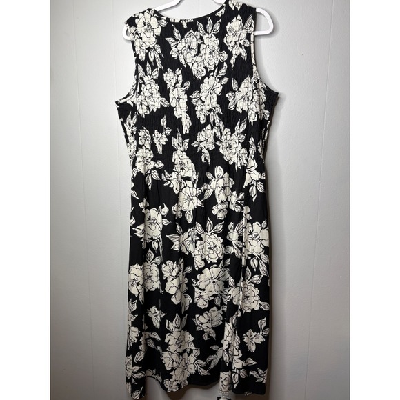 Croft & Barrow Womens Black White Floral Smocked Sleeveless Midi Dress Size 1X - Picture 5 of 6